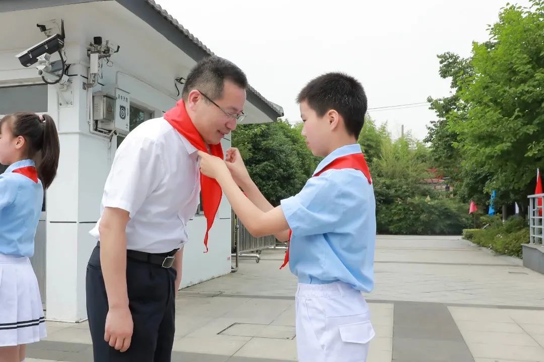 区领导走进胥江实验小学与少年儿童共庆“六一”